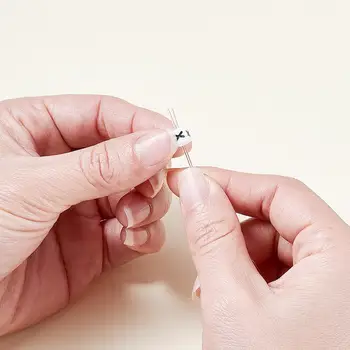 A - Z alfabet kostka koraliki akrylowe 6 mm białe Litery koraliki do tworzenia biżuterii DIY otwór: 3,2 mm, około 300 szt./50 g
